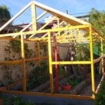 montando resto de los tirantes que soportaran el nylon del invernadero