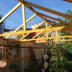 montando resto de los tirantes que soportaran el nylon del invernadero