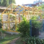 montando resto de los tirantes que soportaran el nylon del invernadero