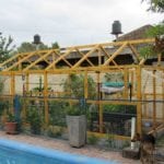 montando resto de los tirantes que soportaran el nylon del invernadero