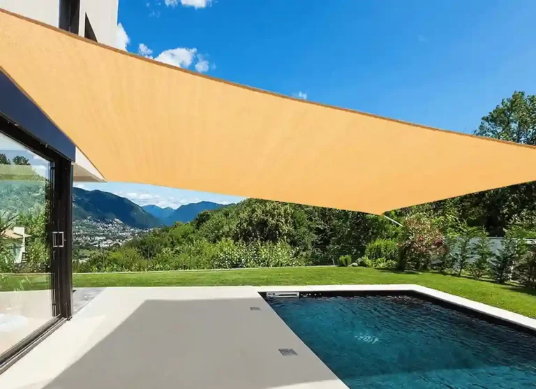 8 lugares donde puedes instalar un toldo en tu jardín