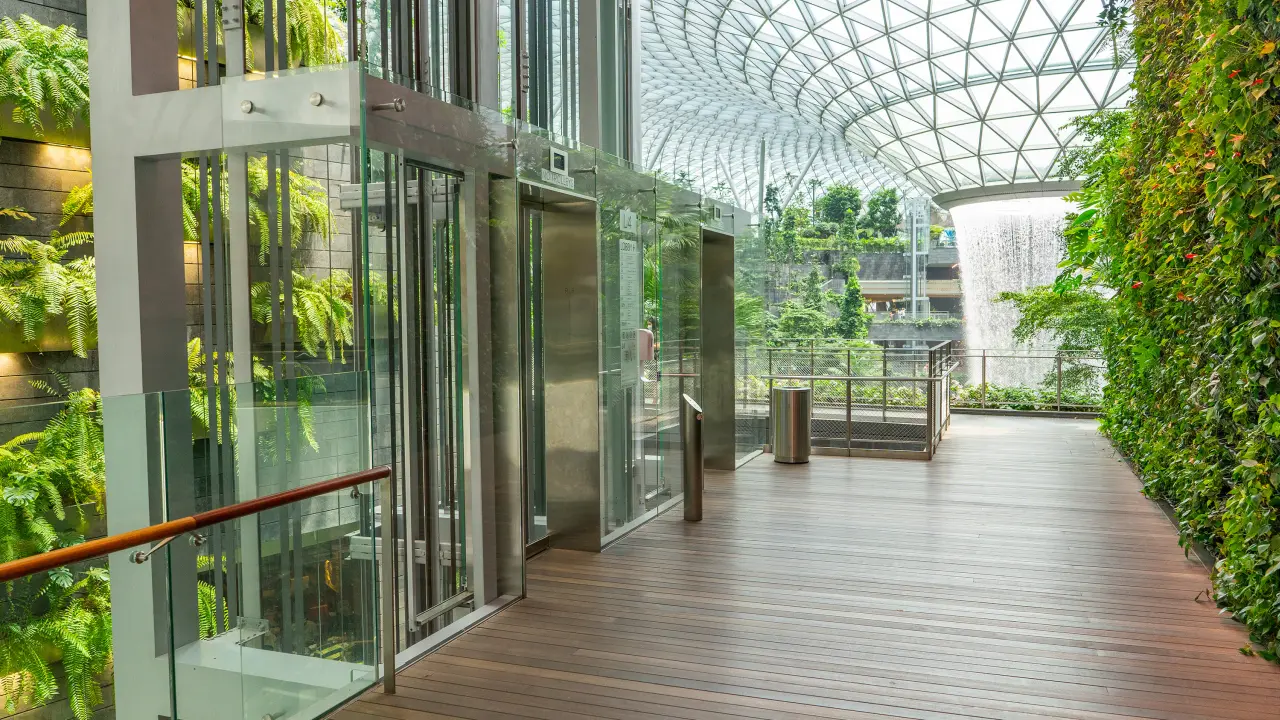 El Verde Vertical: Innovaciones en Jardinería y Arquitectura Doméstica