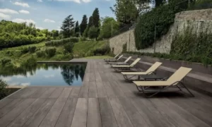 Suelo Porcelánico Imitación Madera en Exteriores: La Tendencia que Transforma Espacios al Aire Libre