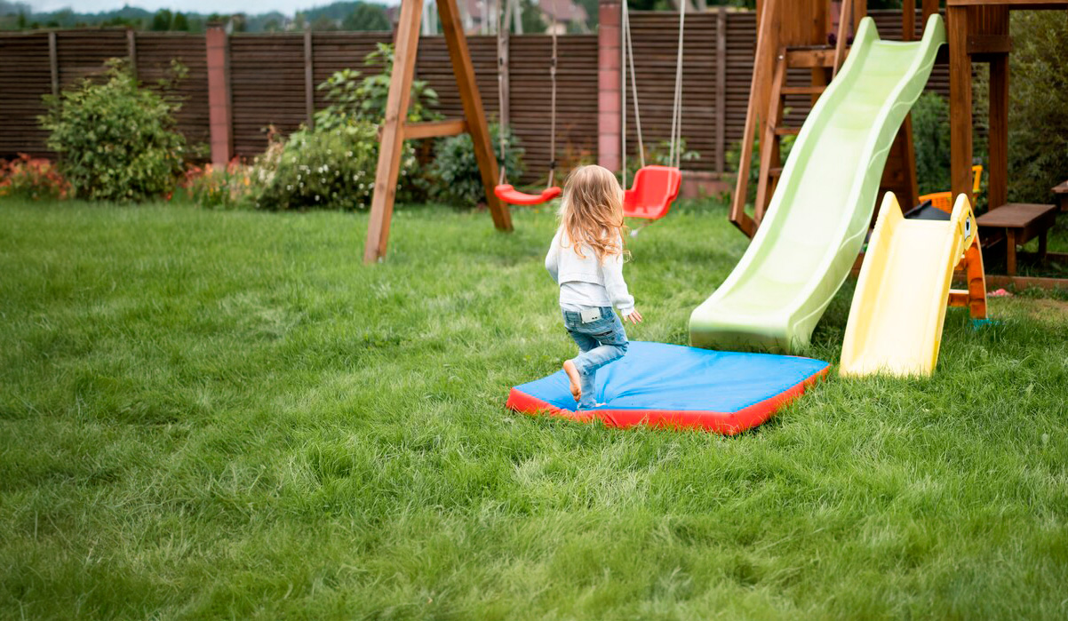 Parques infantiles para jardín: contribuye al desarrollo de tus hijos desde casa